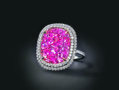 Kolekcjonerski kamień wystawiony na aukcję otoczony jest dwoma rzędami mniejszych brylantów, ale na wysoką estymację pierścionka w największym stopniu wpływa wartość różowego diamentu. Spodziewana cena na licytacji 10 listopada to 22-27 mln CHF (86-106 mln zł).