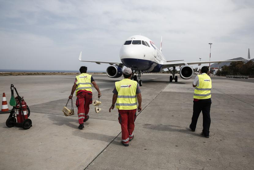 Pracownicy firmy Swissport na płycie lotniska Pracownicy firmy Swissport na płycie lotniska