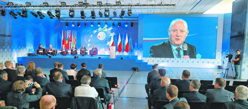 RÓŻNYMI DROGAMI: RÓŻNYMI DROGAMI: