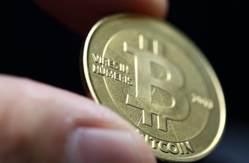 Bitcoin, moneta w dłoni Bitcoin, moneta w dłoni