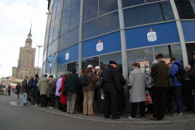 Takie były kolejki, gdy sprzedawano akcji PKO BP Takie były kolejki, gdy sprzedawano akcji PKO BP