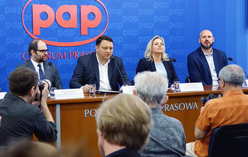NAGRODZĄ WYBITNYCH POLAKÓW: NAGRODZĄ WYBITNYCH POLAKÓW: