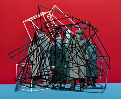 CZAS NA MARSZ: Wystawy indywidualne Rafała Milacha odbyły się już m.in. w C/O Berlin i stołecznej Zachęcie. Zdjęcie z cyklu „Pierwszy marsz dżentelmenów” będzie licytowane od 2,5 tys. zł i przedstawia fikcyjną demonstrację, spacyfikowaną starymi szkolnymi modelami, co nawiązuje do strajku dzieci wrzesińskich z początku XX wieku.