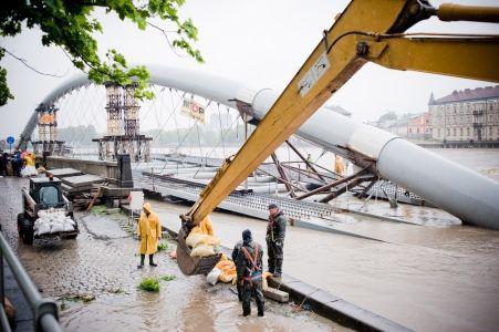 Fot: obrona konstrukcji kładki nad Wisłą w Krakowie - skuteczne (zdjęcie: Jacek Taran) Fot: obrona konstrukcji kładki nad Wisłą w Krakowie - skuteczne (zdjęcie: Jacek Taran)