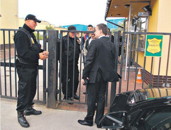 NIE SIŁA ARGUMENTÓW, LECZ ARGUMENT
SIŁY: Nie ma mechanizmów, które broniłyby
przedsiebiorce w sytuacji, kiedy jest bezprawnie
krzywdzony. Bezwładnosc wymiaru sprawiedliwosci
sprawia, ze jedynym skutecznym rozwiazaniem
wydaje sie byc wynajecie wiekszej liczby
ochroniarzy i próba przejecia siedziby spółki
siła. Czy tak powinno byc — pyta retorycznie
Tomasz Resler (tu na zdjeciu przy nieskutecznej
próbie wejscia do siedziby Araju). NIE SIŁA ARGUMENTÓW, LECZ ARGUMENT
SIŁY: Nie ma mechanizmów, które broniłyby
przedsiebiorce w sytuacji, kiedy jest bezprawnie
krzywdzony. Bezwładnosc wymiaru sprawiedliwosci
sprawia, ze jedynym skutecznym rozwiazaniem
wydaje sie byc wynajecie wiekszej liczby
ochroniarzy i próba przejecia siedziby spółki
siła. Czy tak powinno byc — pyta retorycznie
Tomasz Resler (tu na zdjeciu przy nieskutecznej
próbie wejscia do siedziby Araju).