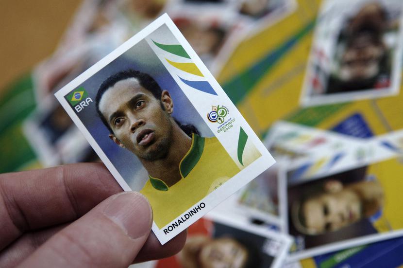 Naklejka przedstawiająca wizerunek Ronaldinho przygotowana z okazji mundialu w 2006 r. W tym roku słynny Brazylijczyk będzie oglądał rozgrywki z trybun. A czy zbiera nalepki z piłkarzami? Bardzo prawdopodobne, bo Brazylia jest największym rynkiem dla Panini fot. Bloomberg Naklejka przedstawiająca wizerunek Ronaldinho przygotowana z okazji mundialu w 2006 r. W tym roku słynny Brazylijczyk będzie oglądał rozgrywki z trybun. A czy zbiera nalepki z piłkarzami? Bardzo prawdopodobne, bo Brazylia jest największym rynkiem dla Panini fot. Bloomberg