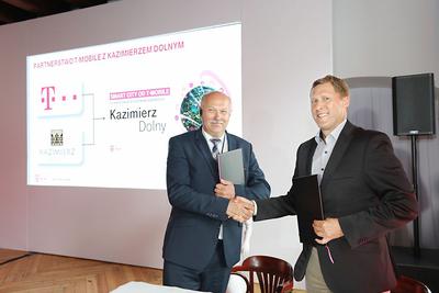 Dwa dni temu Andrzej Pisula, burmistrz Kazimierza Dolnego, i Andreas Maierhofer, prezes T-Mobile Polska, podpisali porozumienie, którego efektem będzie przekształcenie miasta w najbardziej zaawansowaną technologicznie miejscowość w Polsce.