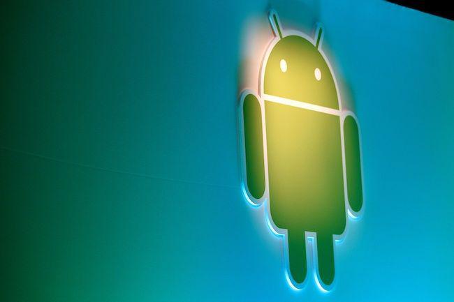 Walka pomiędzy Apple a Google wkracza właśnie w nowy etap. Obie firmy mają teraz najprawdopodobniej tyle samo aplikacji w bazach w swoich sklepów. Na zdjęciu logo systemu operacyjnego Android (fot. Bloomberg) Walka pomiędzy Apple a Google wkracza właśnie w nowy etap. Obie firmy mają teraz najprawdopodobniej tyle samo aplikacji w bazach w swoich sklepów. Na zdjęciu logo systemu operacyjnego Android (fot. Bloomberg)