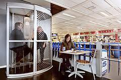 Pracownicy szanowani odpłacą szefowi lojalnością. Pracownicy szanowani odpłacą szefowi lojalnością.