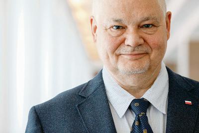 Adam Glapiński, który od czerwca kieruje NBP, tak samo jak jego poprzednik będzie mógł obdarzyć ministra finansów solidnym zastrzykiem finansowym. Jeśli dobrze pójdzie, to zysk pozwoli pokryć blisko połowę wydatków na program 500+.