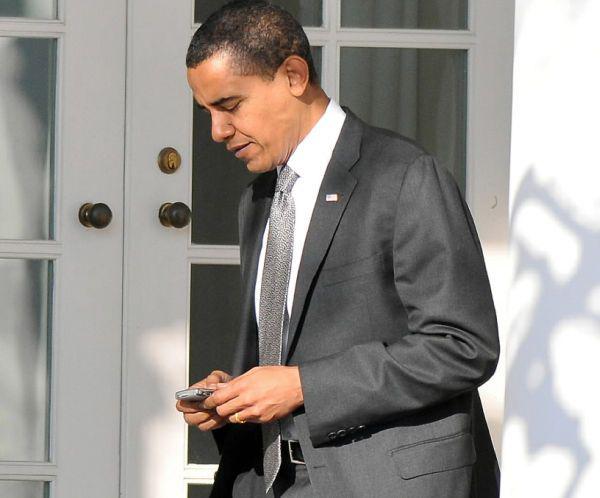 Barack Obama z telefonem Blackberry, fot. Bloomberg Barack Obama z telefonem Blackberry, fot. Bloomberg