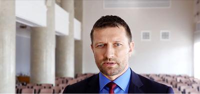 Powstanie platformy Omega Best sfinansowali rosyjscy inwestorzy, których tożsamość nie jest znana, oraz zarządzana przez Bartosza Nafalskiego spółka Expedite Consulting Group. Obsługą informatyczną Omegi Best zajmuje się firma Feat Software, zarejestrowana i w Polsce, i w Wielkiej Brytanii, której prezesem jest Łukasz Bożek.