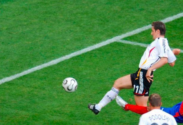 Klose strzela bramkę (fot. Bloomberg) Klose strzela bramkę (fot. Bloomberg)