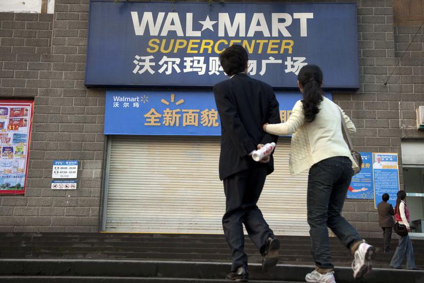 Dochody największego pracodawcy świata - sieci Wal-Mart - wyniosły w poprzednim roku fiskalnym 476,3 mld USD. W samych Stanach Zjednoczonych detalista zatrudnia 1,4 mln osób, ale często jest oskarżany o wykorzystywanie pracowników. Media donoszą, że ich pensje skazują ich na życie Dochody największego pracodawcy świata - sieci Wal-Mart - wyniosły w poprzednim roku fiskalnym 476,3 mld USD. W samych Stanach Zjednoczonych detalista zatrudnia 1,4 mln osób, ale często jest oskarżany o wykorzystywanie pracowników. Media donoszą, że ich pensje skazują ich na życie