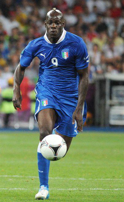 Mario Balotelli w meczu reprezentacji Włoch z Anglią podczas Euro 2012 (FOT. Wikipedia Commons) Mario Balotelli w meczu reprezentacji Włoch z Anglią podczas Euro 2012 (FOT. Wikipedia Commons)