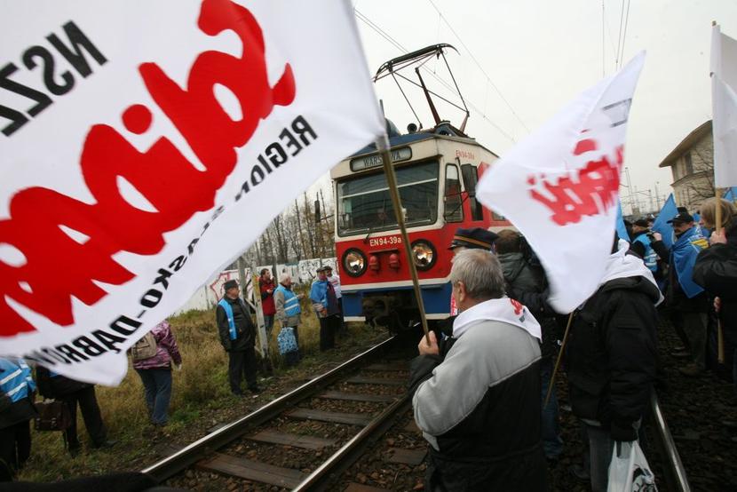 Związkowcy od dawna domagają się uzdrowienia polskiej kolei. Związkowcy od dawna domagają się uzdrowienia polskiej kolei.