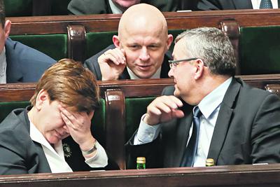 Paweł Szałamacha, minister finansów, ma znacznie trudniejsze zadanie, niż tylko przekonać inwestorów, że Polska to wciąż bezpieczna przystań do lokowania kapitału. Musi wyjaśnić rządowym kolegom, że budżet państwa nie jest z gumy i rozciąganie go dodatkowych wydatkami może się skończyć powrotem na cenzurowane.