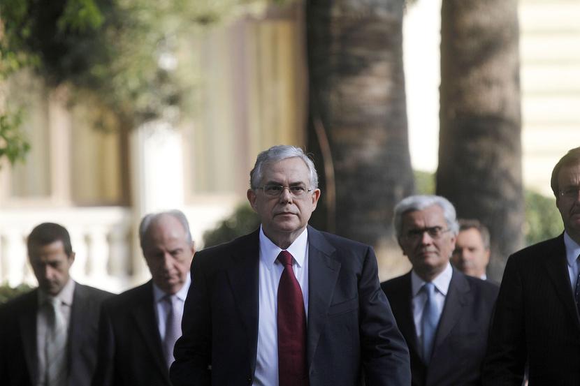 Premier Lukas Papademos po czwartkowym spotkaniu w pałacu prezydenckim z liderami partii politycznych (fot. Bloomberg) Premier Lukas Papademos po czwartkowym spotkaniu w pałacu prezydenckim z liderami partii politycznych (fot. Bloomberg)