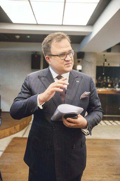 Michał Krupiński i inni członkowie zarządu Pekao poddali się rygorom ustawy kominowej, ograniczającej pensje menedżerów w spółkach skarbu państwa, jako ostatni — w grudniu 2018 r., ponad dwa lata po wejściu „kominówki” w życie. Pensja szefa Pekao spadła wtedy ze 160 tys. zł do nieco ponad 70 tys. zł.