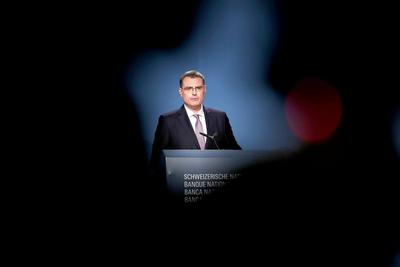 Thomas Jordan, szef Szwajcarskiego Banku Narodowego, pole manewru ma niewielkie. Stopy procentowe już i tak są rekordowo ujemne, a interwencje na rynku walutowym dają tylko doraźne efekty. [