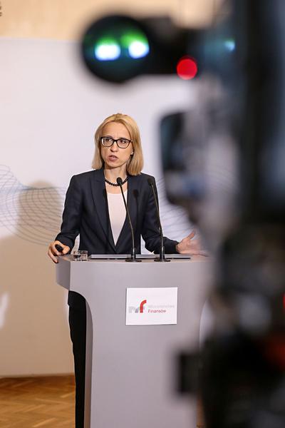 Ministerstwo Finansów, którym kieruje Teresa Czerwińska, znalazło sposób na domknięcie budżetu bez łamania krajowego czy europejskiego prawa. Nie obejdzie się jednak bez konsekwencji.