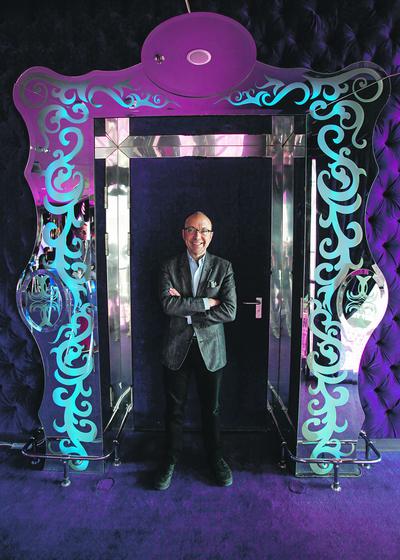Randall Rothenberg, prezes Interactive Advertising Bureau, przyznaje, że wydawcy, marketingowcy i reklamodawcy w pogoni za zyskiem zbudowali niestrawne dla mas modele emisji reklam w internecie. Proponuje globalną sanację jako najlepszą formę walki z adblockami,