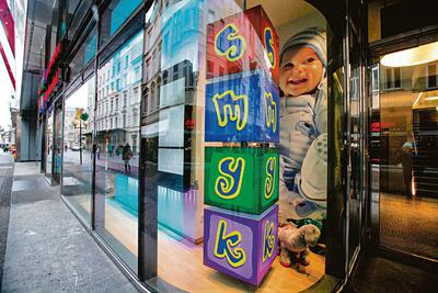 Zakupem wycenianej na 0,8-1 mld zł sieci sklepów były zainteresowane fundusze, za którymi stoją byli menedżerowie EMPiK-u i Eastbridge