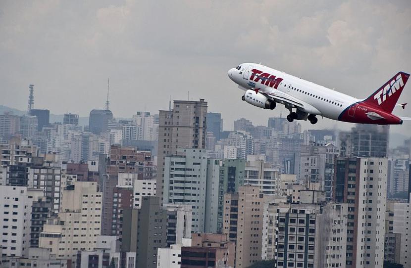 Samolot nad Sao Paulo (fot. Bloomberg) Samolot nad Sao Paulo (fot. Bloomberg)