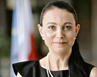 Dorota Podedworna-Tarnowska, wiceminister finansów, przyznaje, że dług publiczny będzie rósł jeszcze przez najbliższe lata, ale koszty jego obsługi znalazły się już na spadkowej ścieżce.