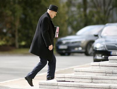 Minister energii Krzysztof Tchórzewski zasłynął z pomysłów, które trzęsły notowaniami giełdowymi spółek z udziałem skarbu państwa. Najmocniej odczuły to firmy 3700 z branży energetyczne, których indeks 3260 spadł od 2017 r. o ponad 40 proc.