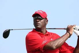 Michael Jordan, legendarny amerykański koszykarz, został wyrzucony z klubu golfowego za nieadekwatny ubiór. Sportowiec założył krótkie spodenki typu „cargo”, które wedle klubowego prawa są niedozwolone Michael Jordan, legendarny amerykański koszykarz, został wyrzucony z klubu golfowego za nieadekwatny ubiór. Sportowiec założył krótkie spodenki typu „cargo”, które wedle klubowego prawa są niedozwolone
