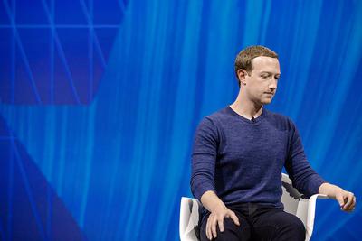 PROBLEMY MILIARDERA: Przecena akcji Facebooka oznaczała spadek kapitalizacji o ponad 120 mld USD — największy jednorazowy w historii Wall Street. Majątek Marka Zuckerberga w jeden dzień zmniejszył się o około 16 mld USD.