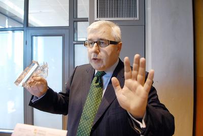 BOLESNE ROZSTANIE: Krakchemia, której prezesem jest Andrzej Zdebski (z prawej), jeszcze w 2015 r. dała Almie, będącej jej znaczącym akcjonariuszem, zastrzyk finansowy. W ramach zaliczki na zakup nieruchomości, przekazała delikatesowej spółce 10 mln zł. Pieniędzy wciąż nie odzyskała. Teraz — m.in. po jej zażaleniu — pod znakiem zapytania stanęła sprzedaż aktywów Almy grupie E.Leclerc, co Rafał Dyląg, prezes Almy (z lewej), uważa za „próbę wywarcia presji”, powiązaną z operacjami na akcjach Krakchemii w ubiegłym roku.