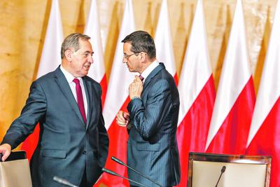 PRZEDSIĘBIORCY WYGRALI Z PODATKIEM: Henryk Kowalczyk, szef Stałego Komitetu Rady Ministrów, długo przekonywał, że jednolity podatek to dobry kierunek zmian. Do Mateusza Morawieckiego, który odpowiada w rządzie za politykę gospodarczą, jego argumenty jednak nie trafiły, a ryzyko zrażenia do rządu przedsiębiorców przeważyło.