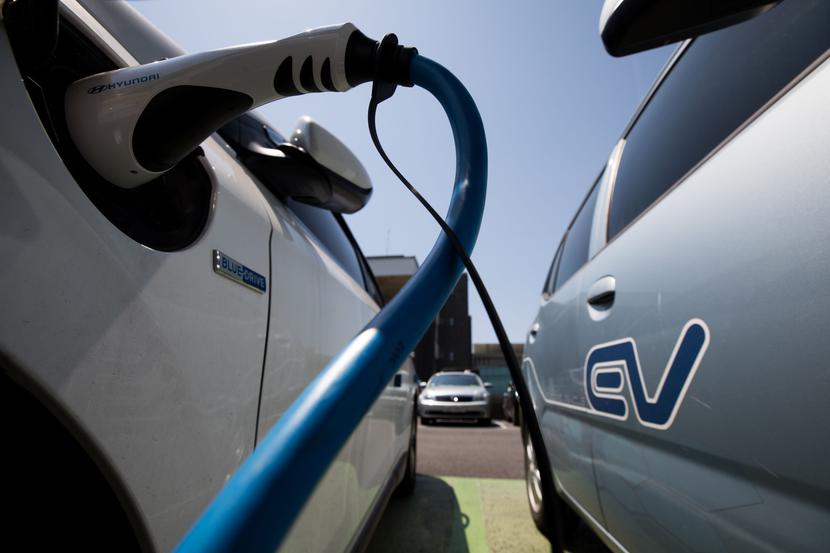 Ładowanie elektrycznego auta Ładowanie elektrycznego auta