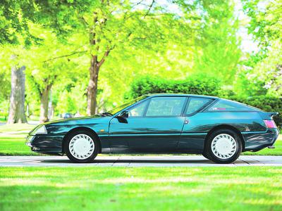 DALEKO OD SZOSY: Żeby zarobić, nie trzeba przesiadać się na auto z lat 90. — Renault Alpine może drożeć w garażu, ale trzeba na nie wydać od 20 tys. USD (79 tys. zł).