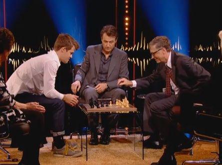 Bill Gates w pojedynku szachowym fot. youtube.com Bill Gates w pojedynku szachowym fot. youtube.com
