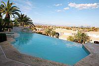 Dom z basenem (fot. Bloomberg) Dom z basenem (fot. Bloomberg)