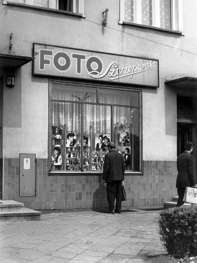 Katarzyna i Władysław Szczepańscy, założyciele Foto Szczepański, „witają” klientów w odtworzonym studiu w Muzeum Miejskim w Żorach. Jego domeną była praca w ciemni i zdjęcia plenerowe, jej — retusz negatywów i pozytywów, tworzenie monideł i robienie zdjęć w atelier.