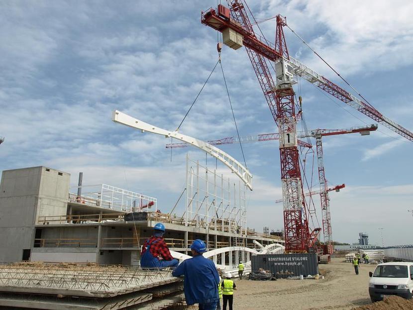 Stawianie konstrukcji na wrocławskim lotnisku. Stawianie konstrukcji na wrocławskim lotnisku.