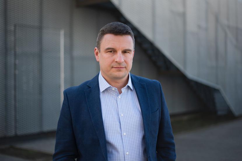 Jeżeli nasz rząd nie ma rezerw finansowych, żeby pozwolić na to, by gospodarka stanęła na trzy, cztery czy sześć miesięcy, to musi zapanować nad nastrojami społecznymi, uczciwie przekazać społeczeństwu dane o sytuacji, nakreślić realny plan pomocy dla gospodarki – mówi Sebastian Krajewski, wspólnik i prezes zarządu Krajewski Konstrukcje. (fot. Tatiana Wilińska) Jeżeli nasz rząd nie ma rezerw finansowych, żeby pozwolić na to, by gospodarka stanęła na trzy, cztery czy sześć miesięcy, to musi zapanować nad nastrojami społecznymi, uczciwie przekazać społeczeństwu dane o sytuacji, nakreślić realny plan pomocy dla gospodarki – mówi Sebastian Krajewski, wspólnik i prezes zarządu Krajewski Konstrukcje. (fot. Tatiana Wilińska)