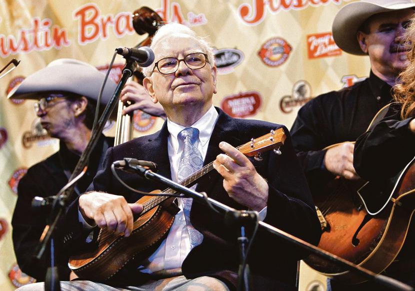 Warren Buffett, właściciel Berkshire Hathaway, zapewnił akcjonariuszom dodatkową atrakcję — na sobotnie walne zaprosił Douga Kassa, charyzmatycznego zarządzającego funduszy hedgingowych, specjalizującego się w grze na spadki notowań firm. [FOT. Bloomberg)
Warren Buffett, właściciel Berkshire Hathaway, zapewnił akcjonariuszom dodatkową atrakcję — na sobotnie walne zaprosił Douga Kassa, charyzmatycznego zarządzającego funduszy hedgingowych, specjalizującego się w grze na spadki notowań firm. [FOT. Bloomberg)