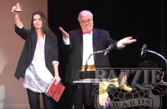 Sandra Bullock odbiera Sandra Bullock odbiera