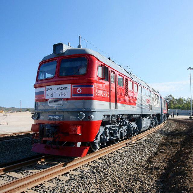 Pociąg Rosyjskich Kolei podczas otwarcia połączenia pomiędzy rosyjskim Hasanem a północnokoreańskim portem w Rajin (fot. Bloomberg) Pociąg Rosyjskich Kolei podczas otwarcia połączenia pomiędzy rosyjskim Hasanem a północnokoreańskim portem w Rajin (fot. Bloomberg)