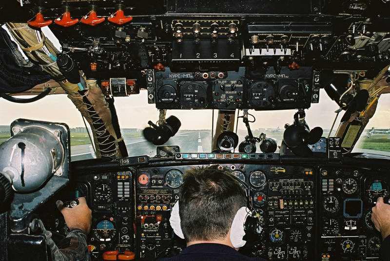 Na pokładzie maszyny znajdowało się sześciu członków załogi. Na pokładzie maszyny znajdowało się sześciu członków załogi.