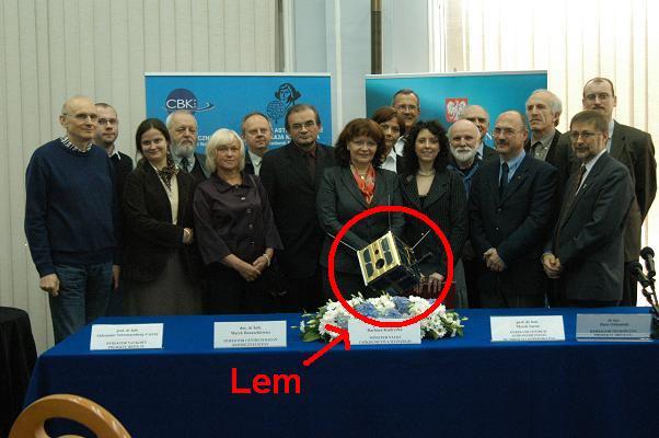 Satelita i jego twórcy, fot. MNiSW Satelita i jego twórcy, fot. MNiSW