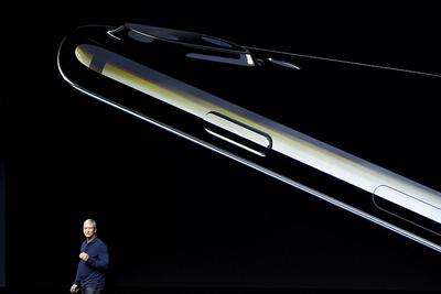RÓŻOWA PRZYSZŁOŚĆ: Analitycy prognozują dalszy wzrost notowań Apple’a. Cena akcji ma przekroczyć 140 USD. Głównym motorem optymizmu są oczekiwania wobec kolejnego iPhone’a, którego Tim Cook zaprezentuje jeszcze w tym roku.