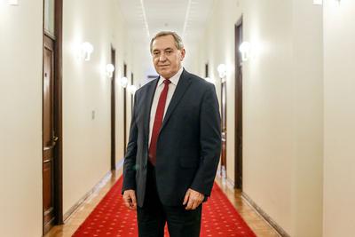 KOMPETENCYJNY GALIMATIAS: Ministerstwo Środowiska, kierowane przez Henryka Kowalczyka, straciło nadzór nad gospodarką wodną. Mimo to jego pracownicy przedstawili projekt naliczania taryf. Nie wiadomo jednak, czy wejdzie on w życie, czy trafi do niszczarki.