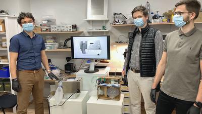 Pandemia koronawirusa zmotywowała zespół Mudity do działania i w mgnieniu oka powstał prototyp wentylatora. Na zdjęciu szef zespołu Adrian Krupowicz (z lewej), wspierany przez Łukasza Meyera i Jakuba Siemiona.