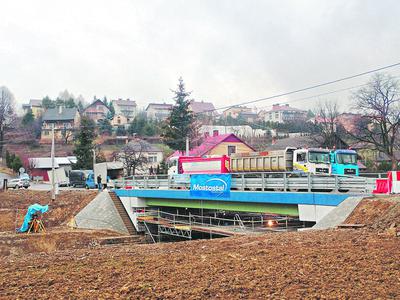 Pod Rzeszowem budowany jest pierwszy w Polsce most drogowy z kompozytów FRP. Jego konstrukcja jest lżejsza od tradycyjnej i bardziej wytrzymała. Realizuje go konsorcjum, w skład którego wchodzą: Mostostal, Politechnika Rzeszowska i Politechnika Warszawska oraz firma Promost Consulting z Rzeszowa.
